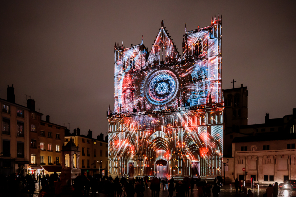 Fête des Lumières 2021"Iris" sur la cathédrale Saint-Jean © Brice Robert